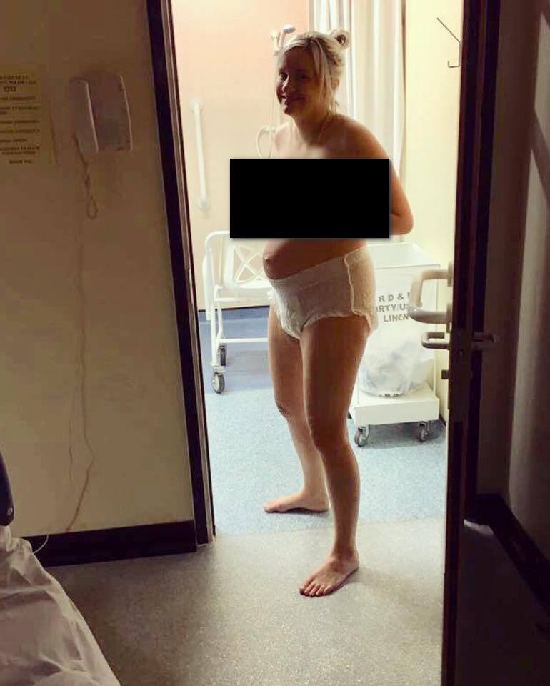Сексуальная мама ходит по квартире с голыми титьками