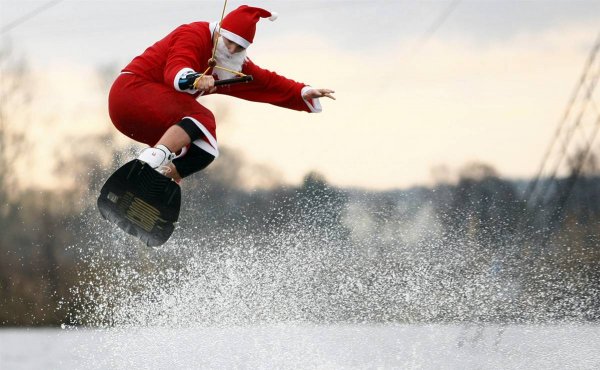 В Ставрополье Дед Мороз на вейкборде поздравил жителей с Новым годом
