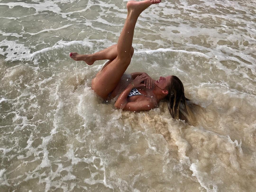 Девка голой нежится на мокром песке 15 фото эротики