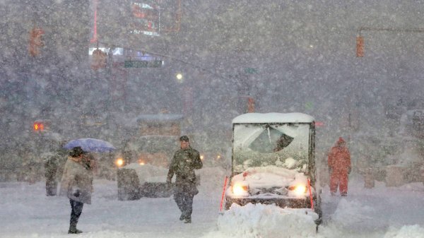 Снежный апокалипсис в Южно-Сахалинске сняли на видео