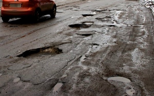 Сотрудники УГИБДД Ростова измерили самые опасные ямы на дорогах