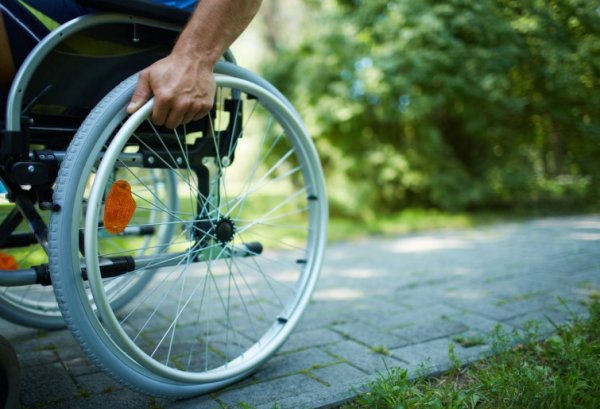 Инвалид-колясочник из Пензы поднимается домой как «человек-паук»