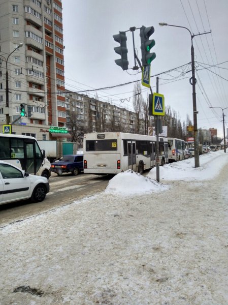 В Воронеже сильный ветер развернул светофор от водителей