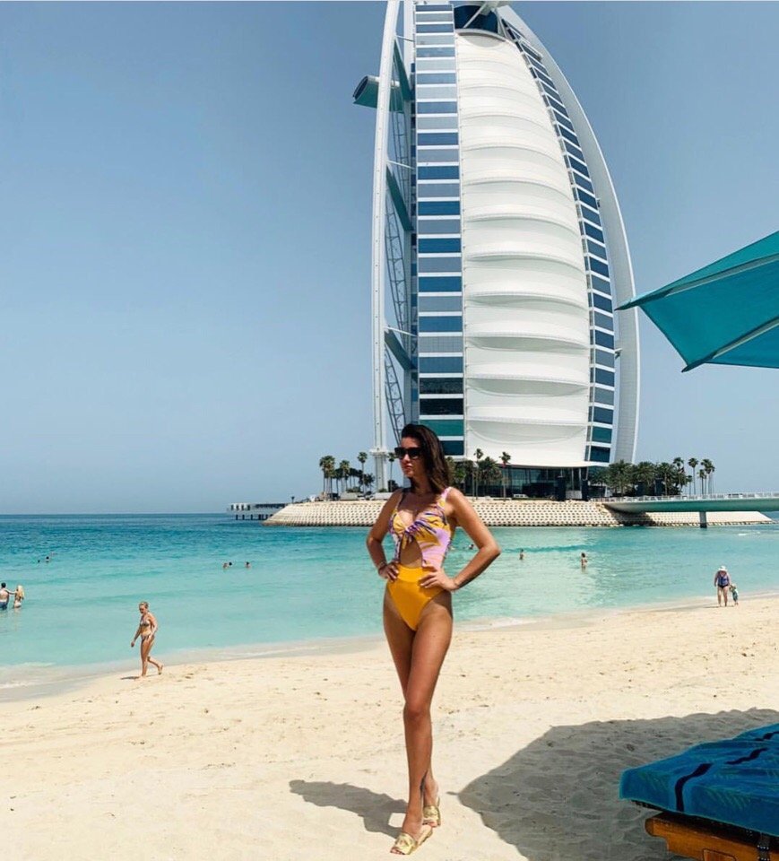 Загорелая И Стройная Девушка На Пляже В Дубае
