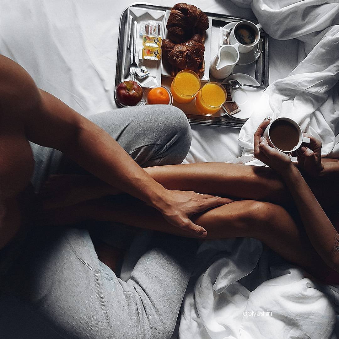 Эротичная девка предпочитает нежный секс на кухне рано утром