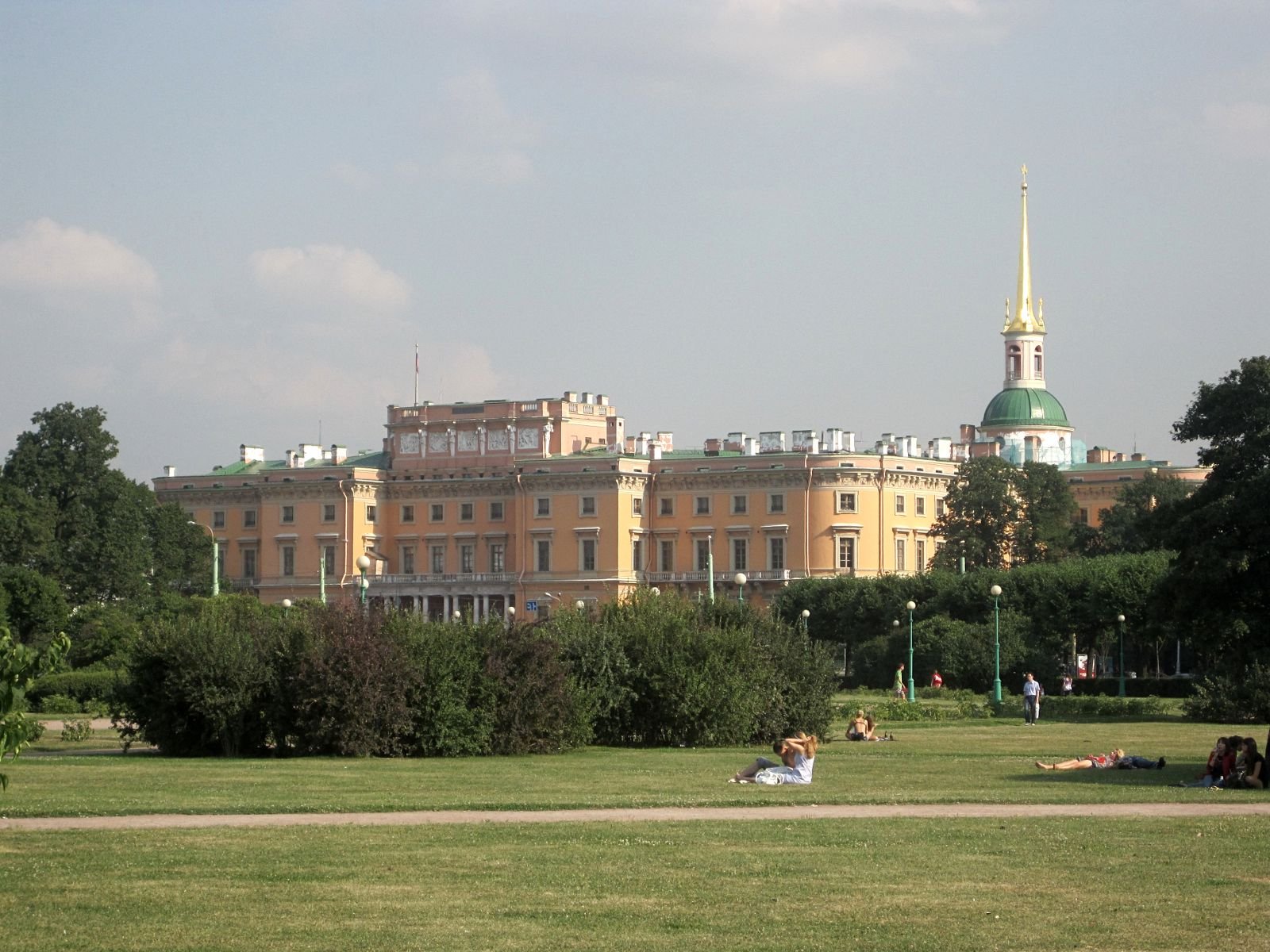 Марсово поле в Санкт-Петербурге дворец