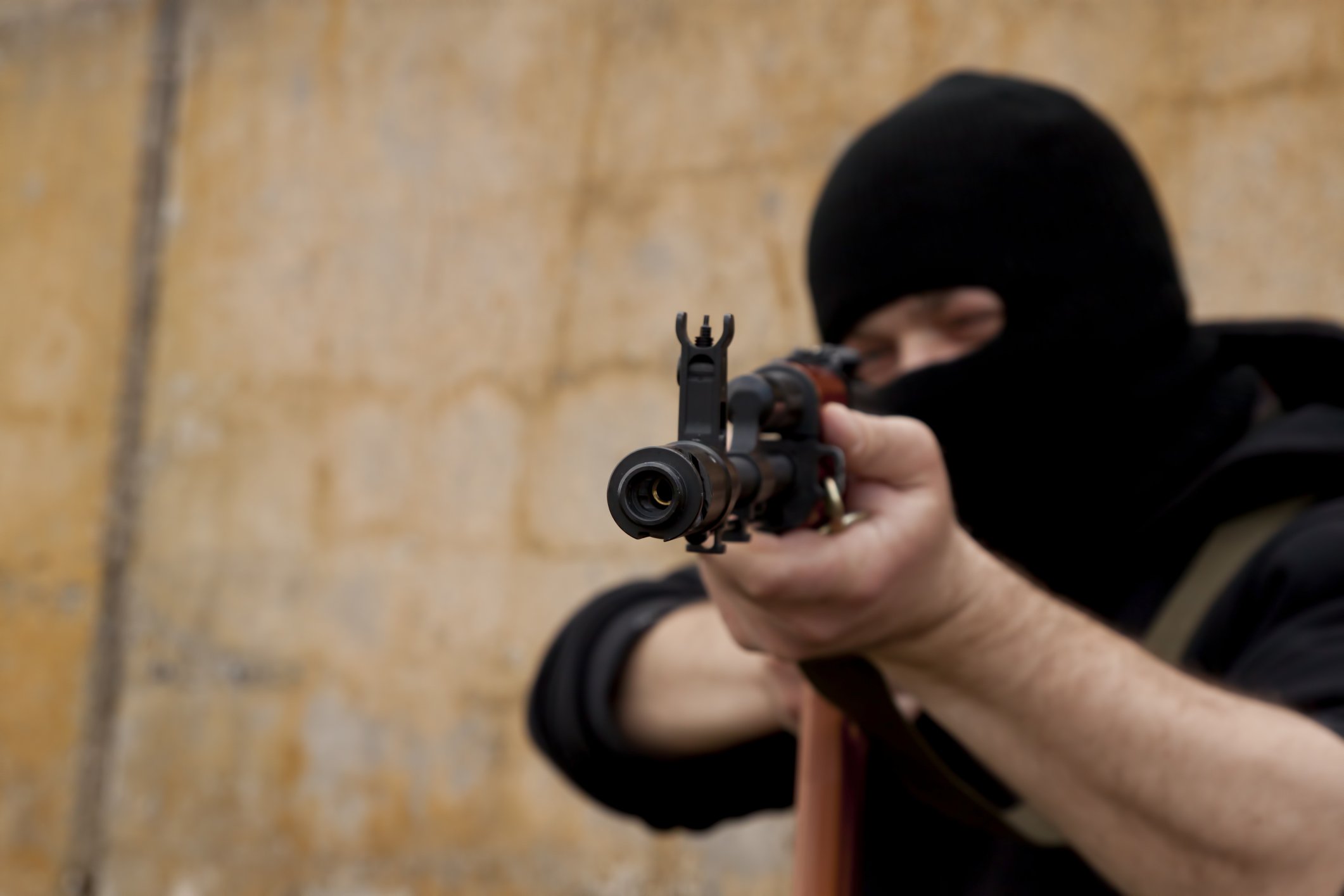 Нападение террористов от 1 лица. Бандиты с оружием. Бандит в маске с автоматом.