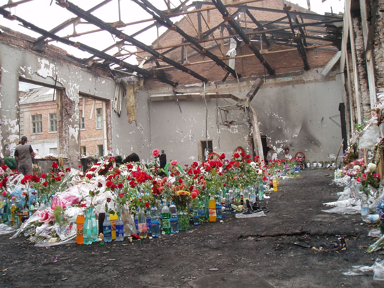 Беслан это россия или нет. Беслан Северная Осетия 1 сентября 2004. Трагедия в Беслане 3 сентября 2004.