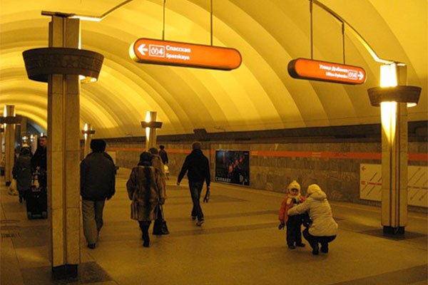 Метро ладожское санкт петербург. Станция метро Ладожская СПБ. Станция метро Ладожская Ладожский вокзал. Петербургский метрополитен Ладожская. Ладожская выход из метро.