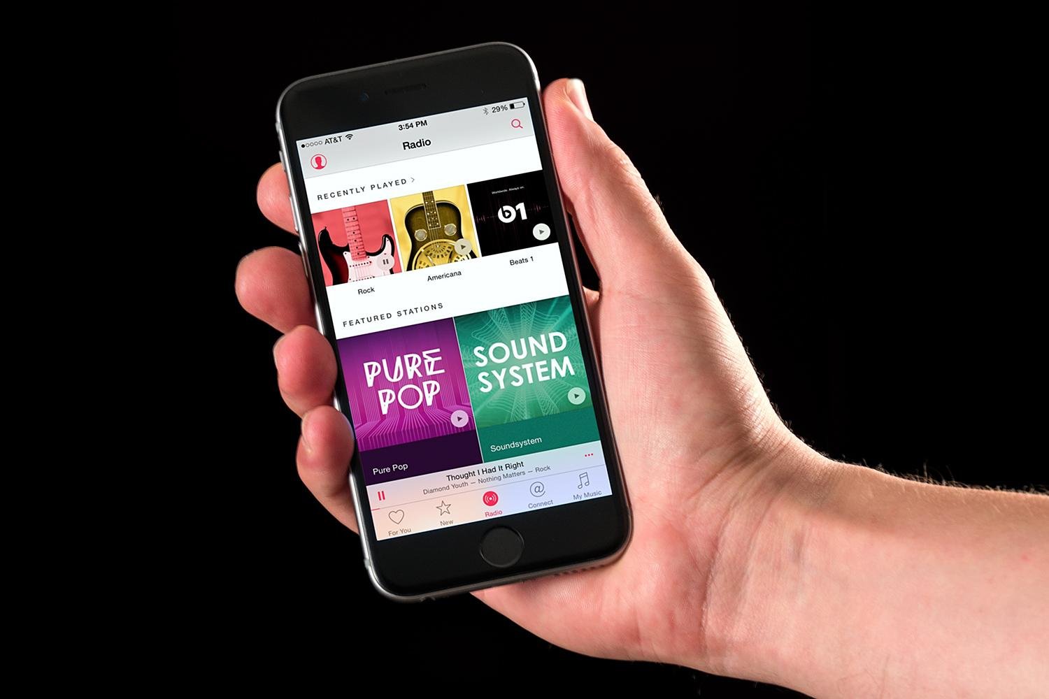 Apple Music. Apple Music öğrenci. Music app hand.