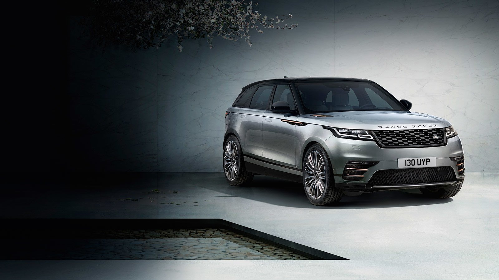 Velar range Rover и девушка