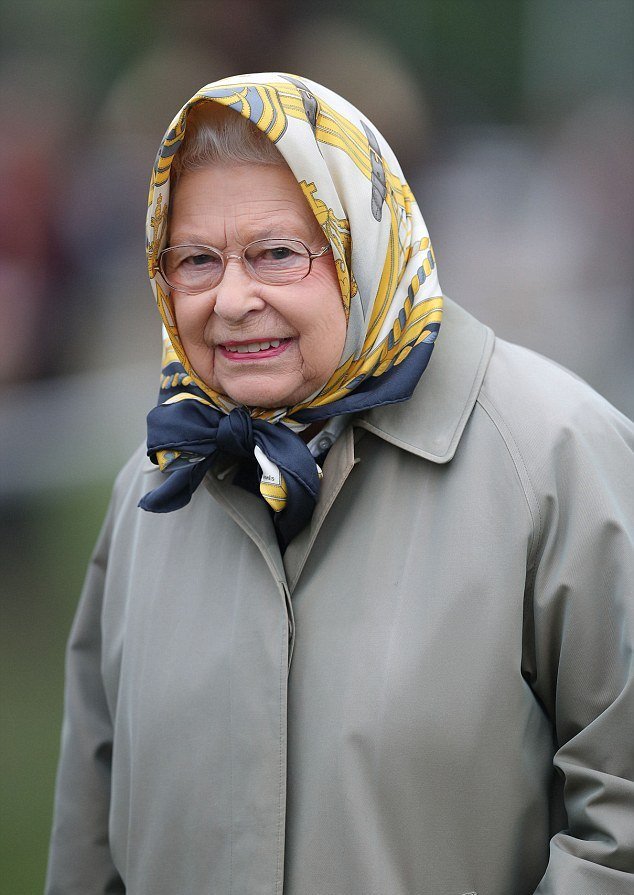 Королева елизавета 2 в платке