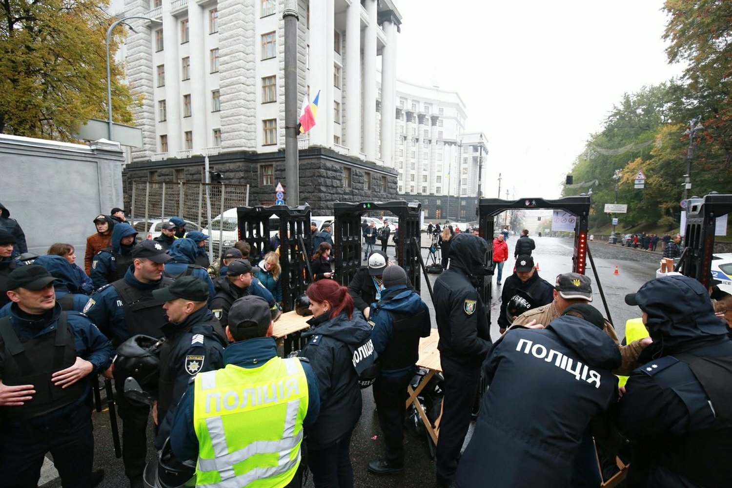 Митингующие в Киеве забросали события ТВЦ. Саакашвили потасовка. Перекрытия перед митингом. Лето 2014г в Киеве возле рады молодчики с дубинами.