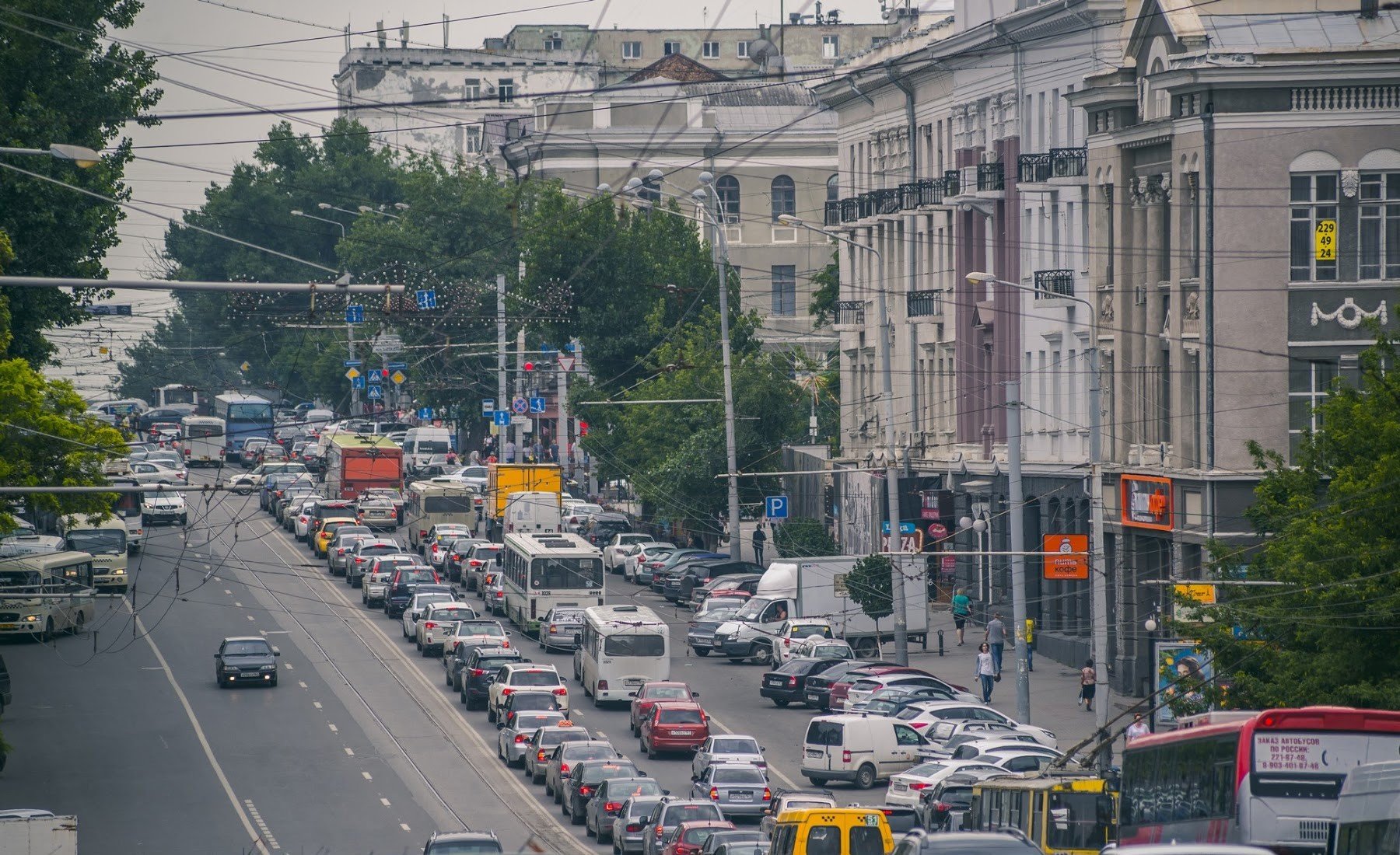 Улицы ростова платона. Пробки Ростов-на-Дону. Ростов на Дону Главная улица. Будённовский проспект Ростов-на-Дону 2021 г.. Автомобильный транспорт.