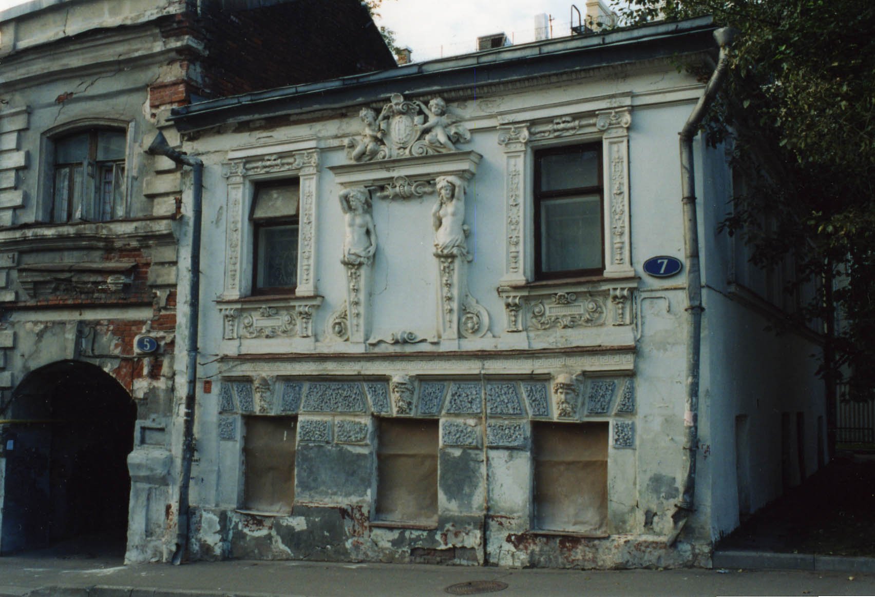 самое старое здание в москве сохранившиеся до наших дней