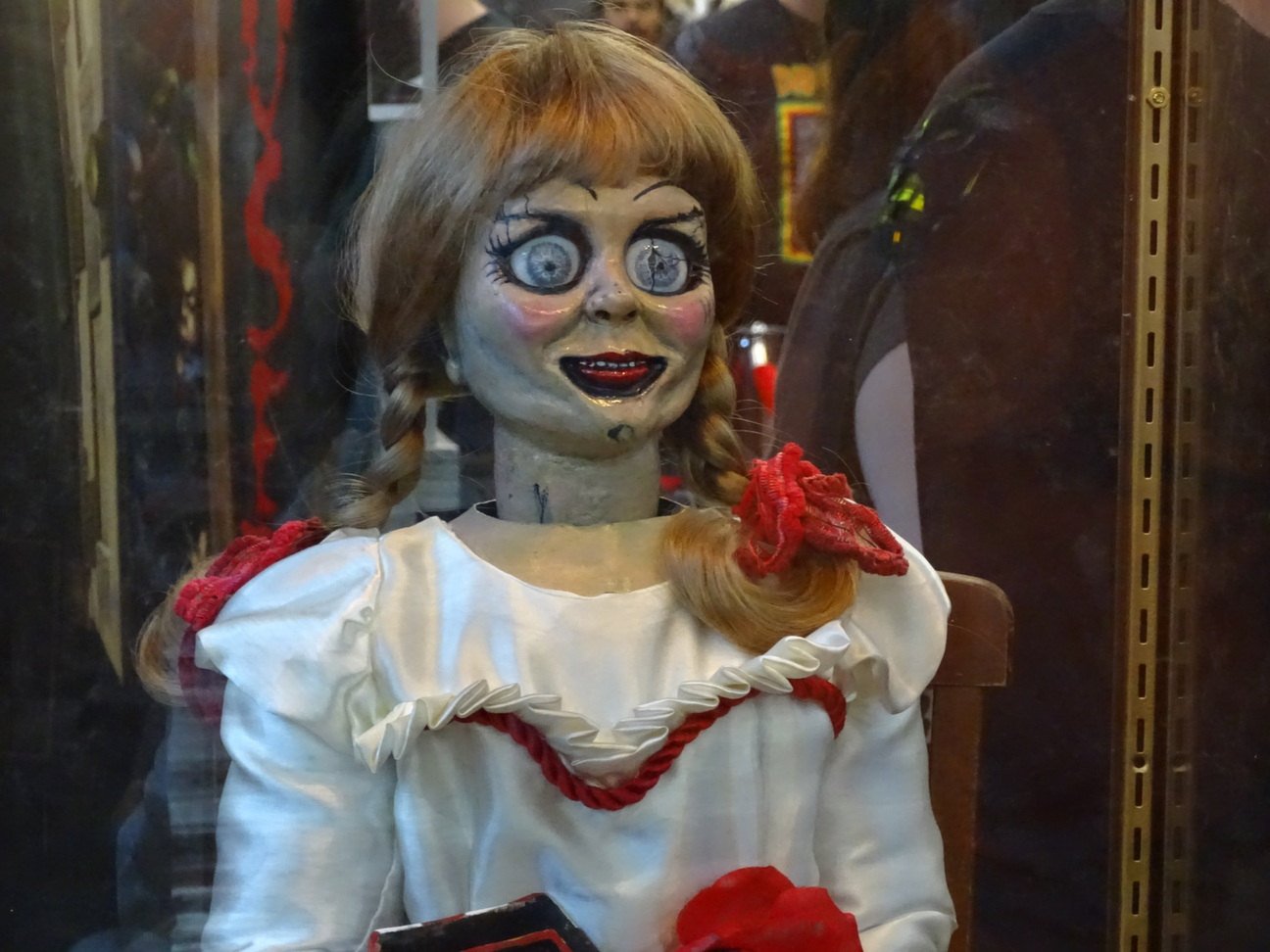 Проклятие куклы анабель. Проклятие Аннабель кукла. Кукла Анабель страшная кукла Анабель.