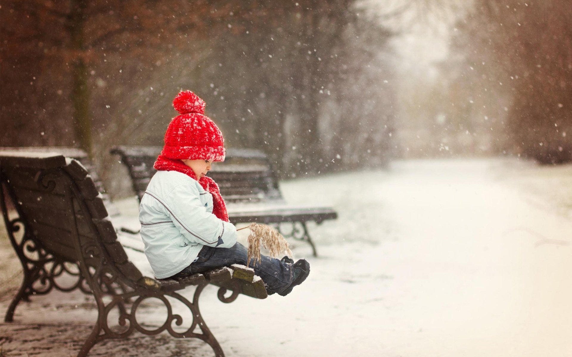 Фотосессия зимой на скамейке