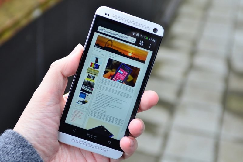 HTC one 2013. Смартфон андроид в руке. Как смартфон улучает фото.