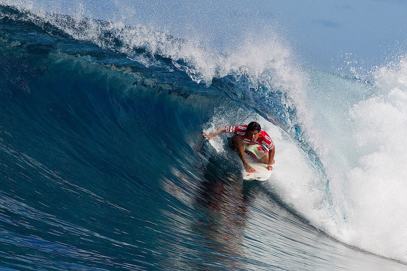 Surf picture. Серфер на гребне волны. На серфинг. Серфер на волне. Серфингист на волне.