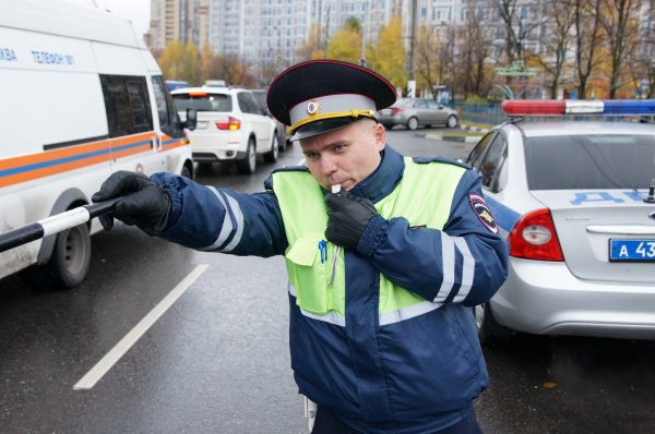 В Москве пьяный водитель протащил полицейского по Садовому на своем авто