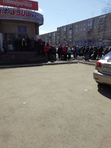 Жители Ижевска выстроились в огромные очереди за билетами в Симферополь