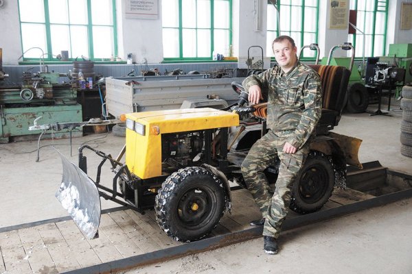 Уральский педагог своими руками создает мини-трактора