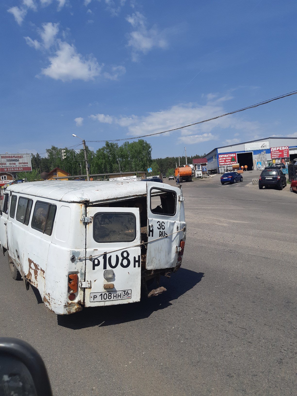 Зато не в кредит»: В Воронеже запечатлели ржавый УАЗ-452 | 06.05.2018 |  Владивосток - БезФормата