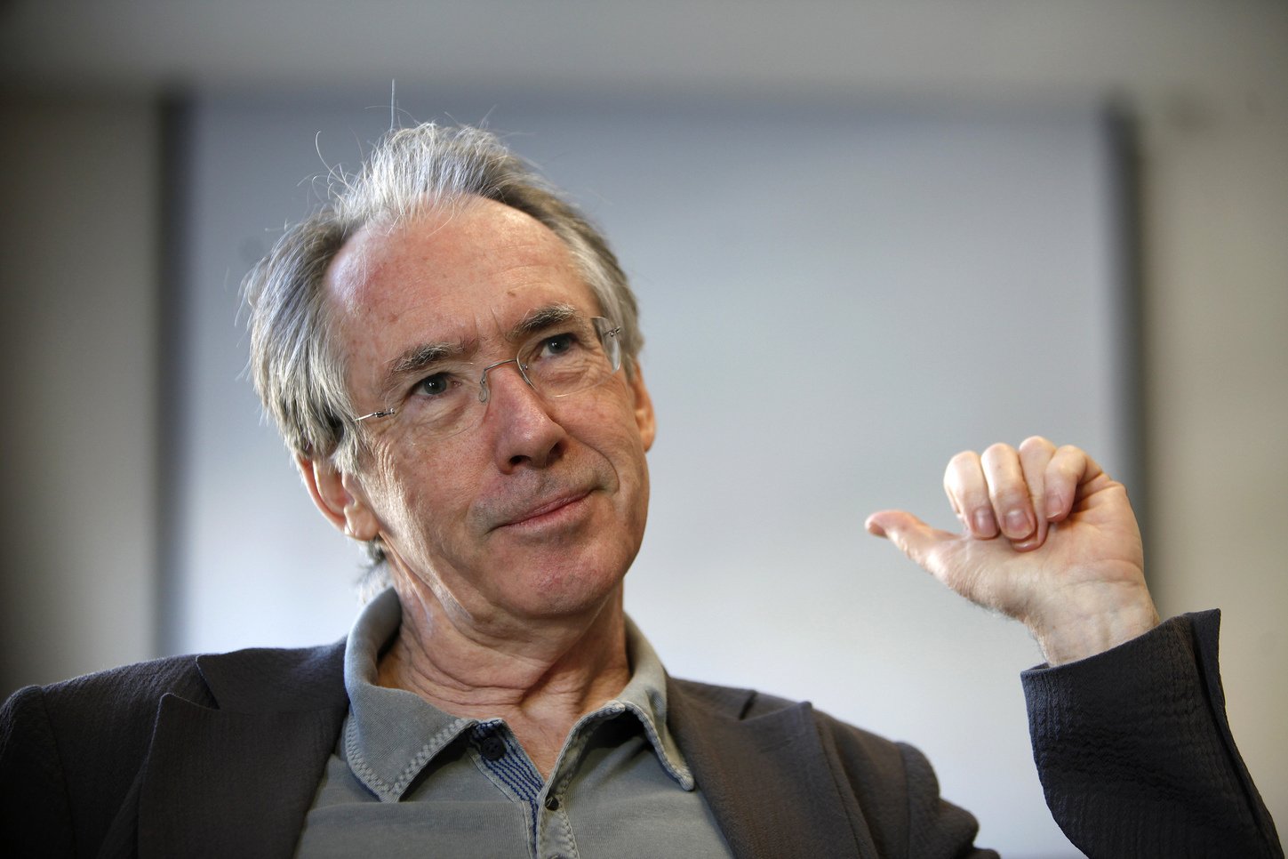 Росс автор. Ian MCEWAN. Иэн Макьюэн британский писатель. Иэн Расселл Макьюэн. Иэн Макьюэн. Амстердам.