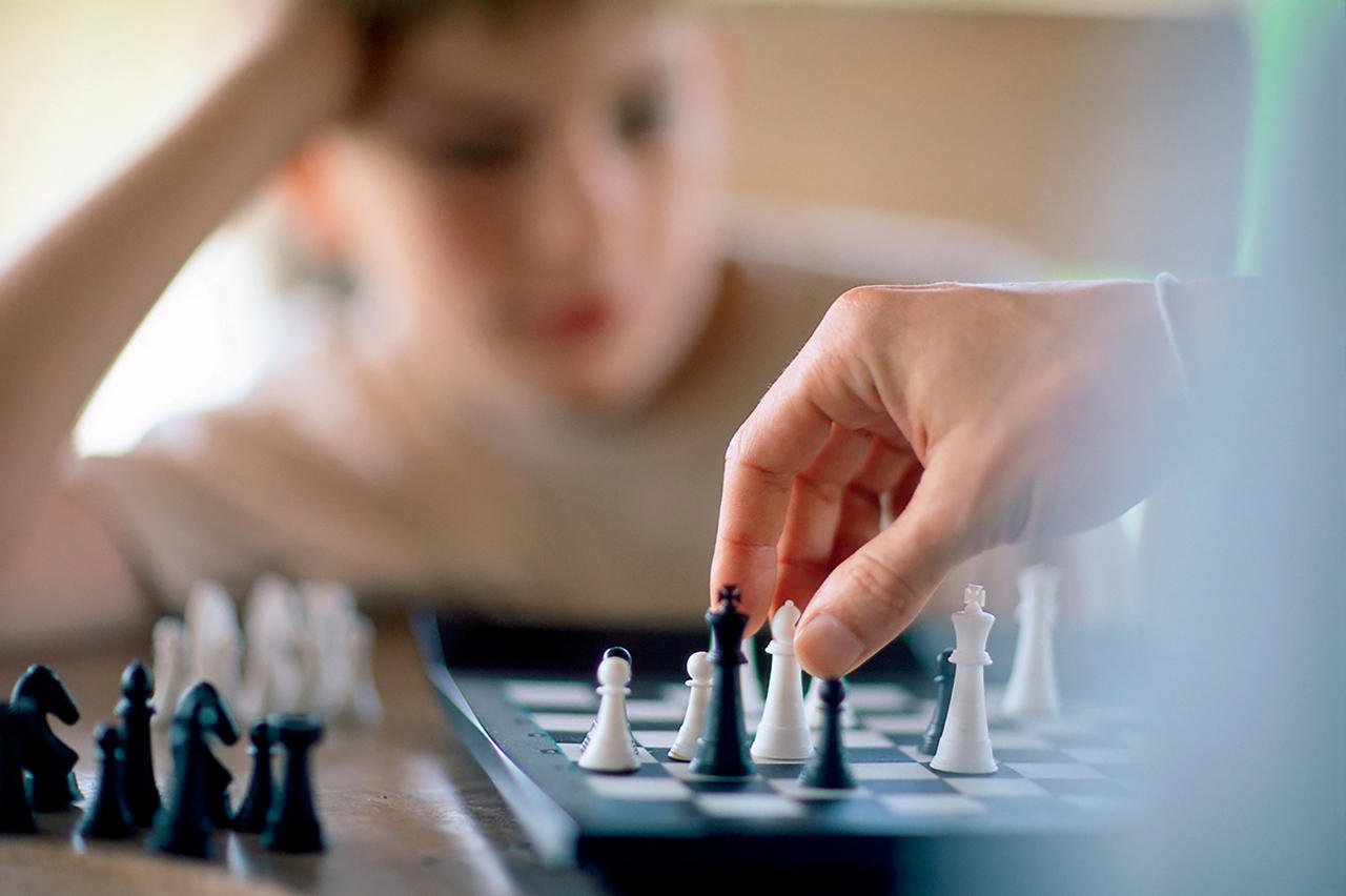 Обучение игры в ее. Шахматы для детей. Шахматы детская рука. Игра шахматы. Ребенок шахматист.
