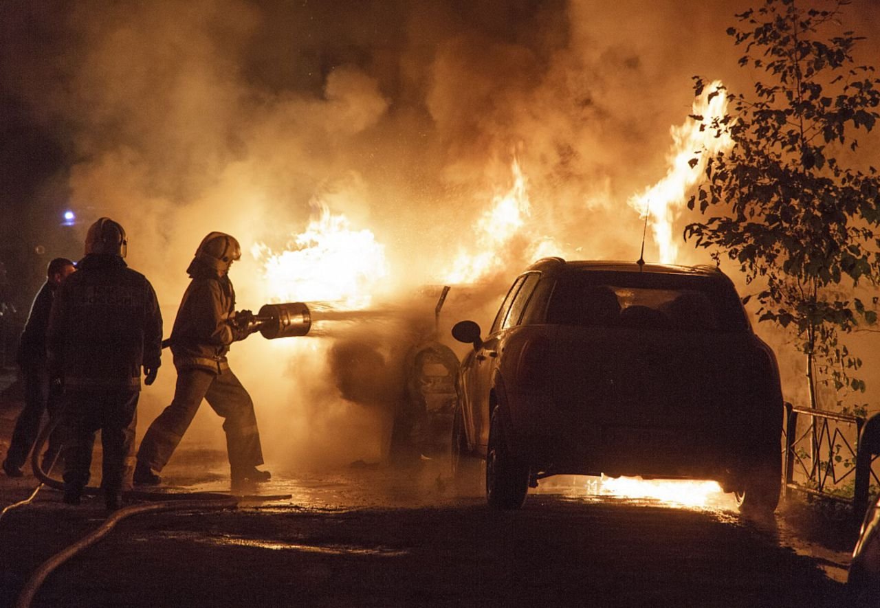 Пожарные тушат горящий автомобиль