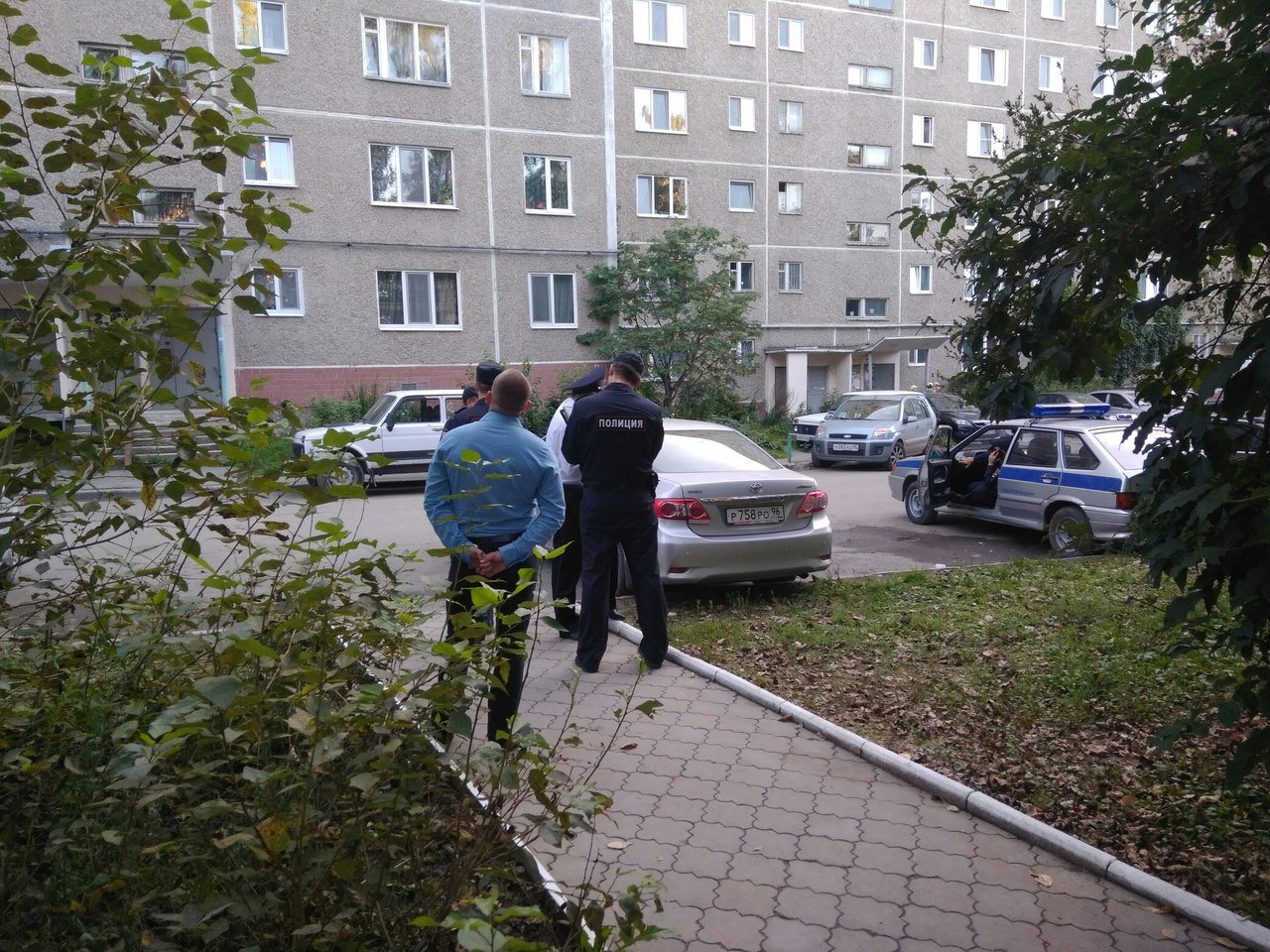 Что я видел сегодня во дворе дома. Полиция во дворе. Полиция возле двора. Полиция около дома. Полиция ночью во дворе.