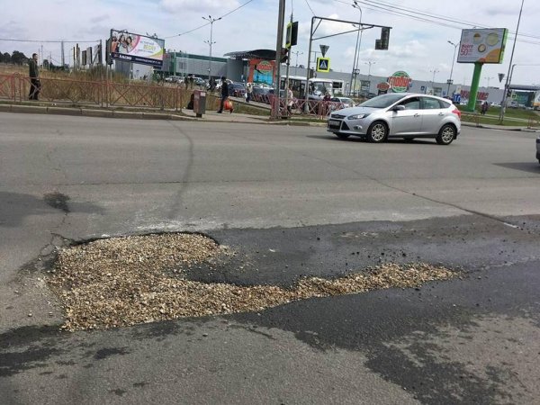 В Ярославле автомобилисты самостоятельно ремонтируют дороги