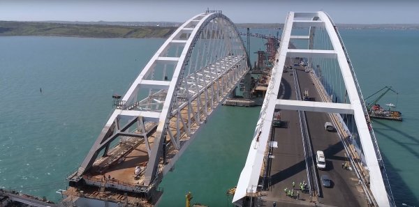 Крымский мост проверили на прочность тяжелыми грузовиками