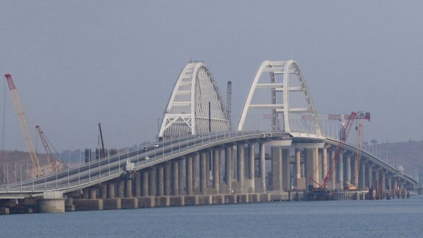 За сутки с Крымского моста эвакуировали четыре машины