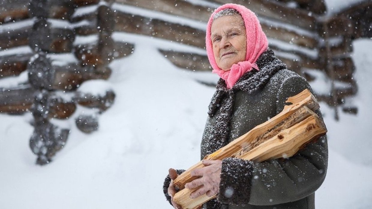 Старуха зима. Старушка зимой. Пенсионеры на севере. Пенсионеры зима. Бабушка зимой в деревне.