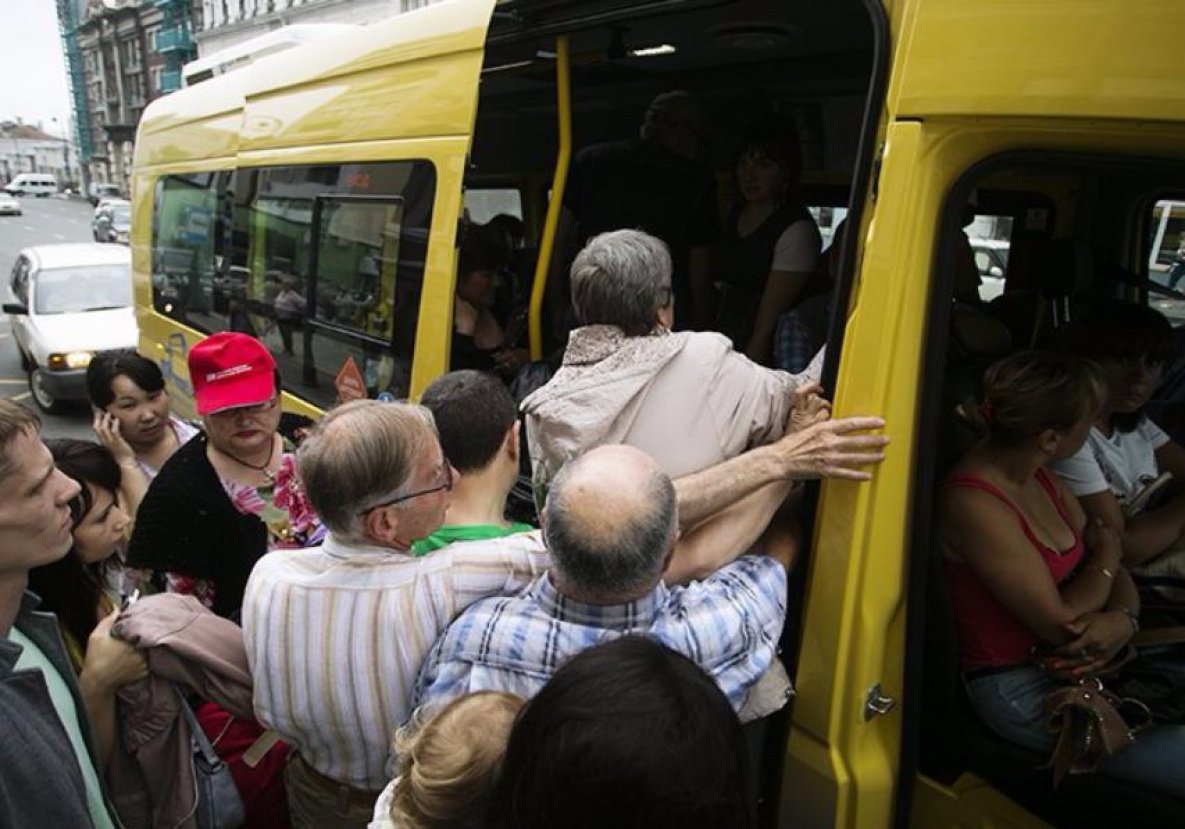 Толпа людей в автобусе