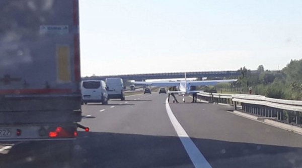 В Польше самолет совершил аварийную посадку на автомобильную трассу
