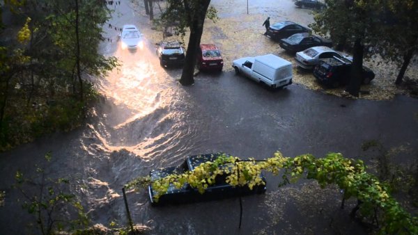 Подъезд дома в Ростове заливает дождем