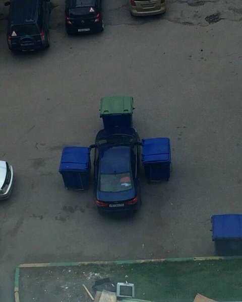 В Новокузнецке иномарке сделали гаражик из мусорных баков