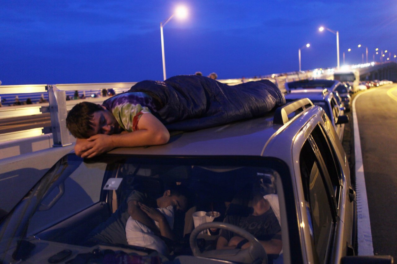 Человек спит в машине