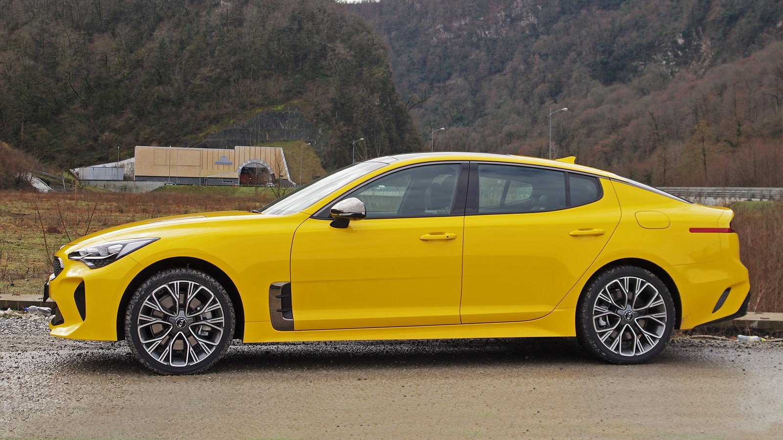 У желтых KIA Stinger обнаружили проблемы с лакокрасочным покрытием |  16.07.2018 | Владивосток - БезФормата