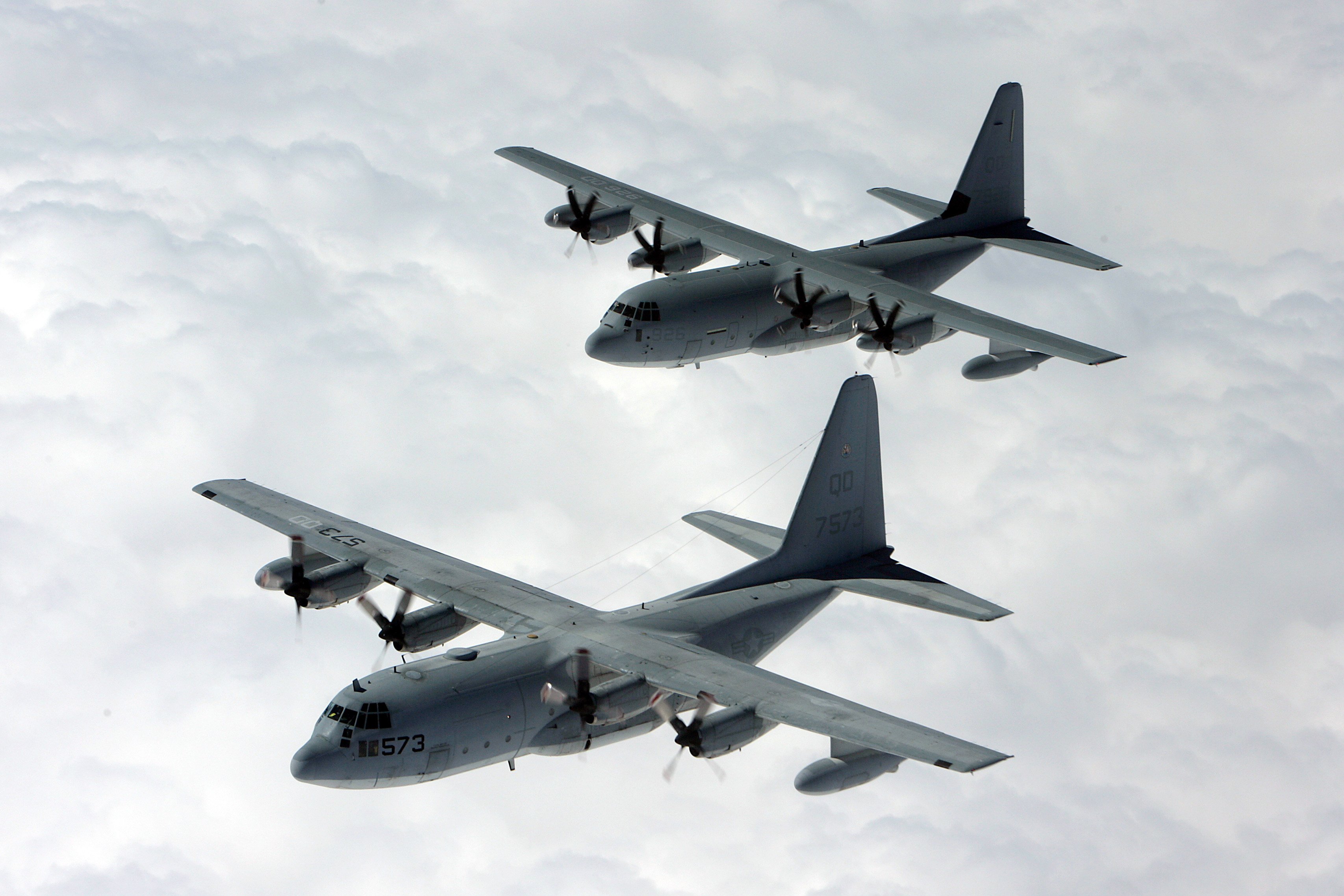 Два бомбардировщика. Самолет Hercules c130. C-130 Hercules. Самолёт Lockheed c-130 Hercules. Lockheed c-130 Hercules боевой.