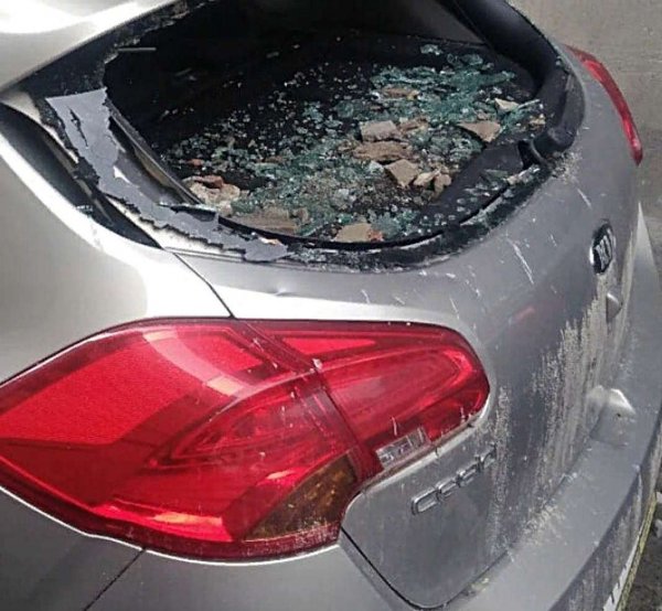 В Ростове обвалившаяся штукатурка разбила машину