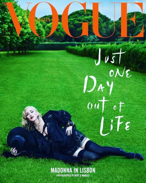 Мадонна в кружеве и чулках украсила обложку журнала Vogue