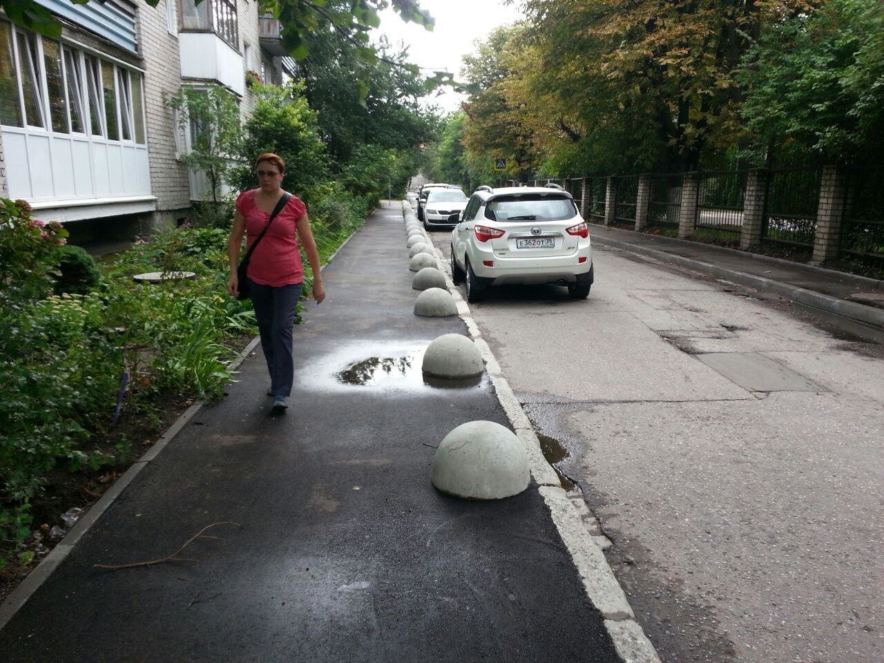 Ставить на тротуар. Автомобиль на пешеходной дорожке. Бетонный тротуар. Бетонные полусферы на тротуаре. Полусферы на дороге.