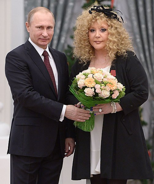 Уже развели с Галкиным: Журнал про звезд поженил Пугачеву и Путина