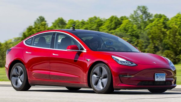 Американцы выпустили 100 000 единиц электроседана Tesla Model 3