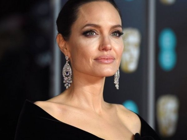 Анджелина Джоли вместе с детьми переезжает жить во Францию
