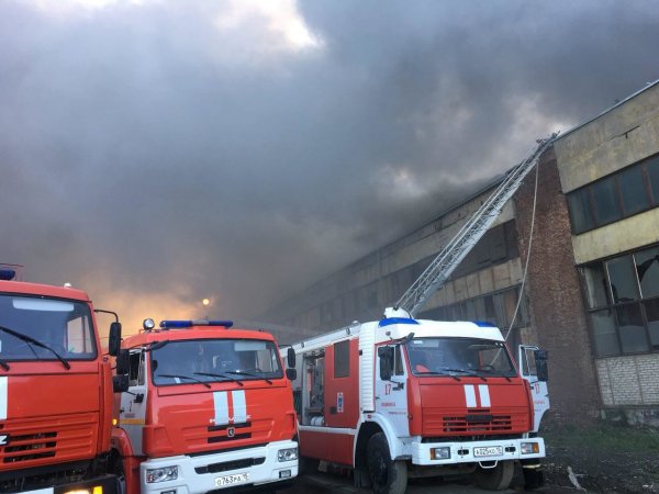 Пожар на заводе во Владикавказе охватил 4,5 тыс. кв. м площади