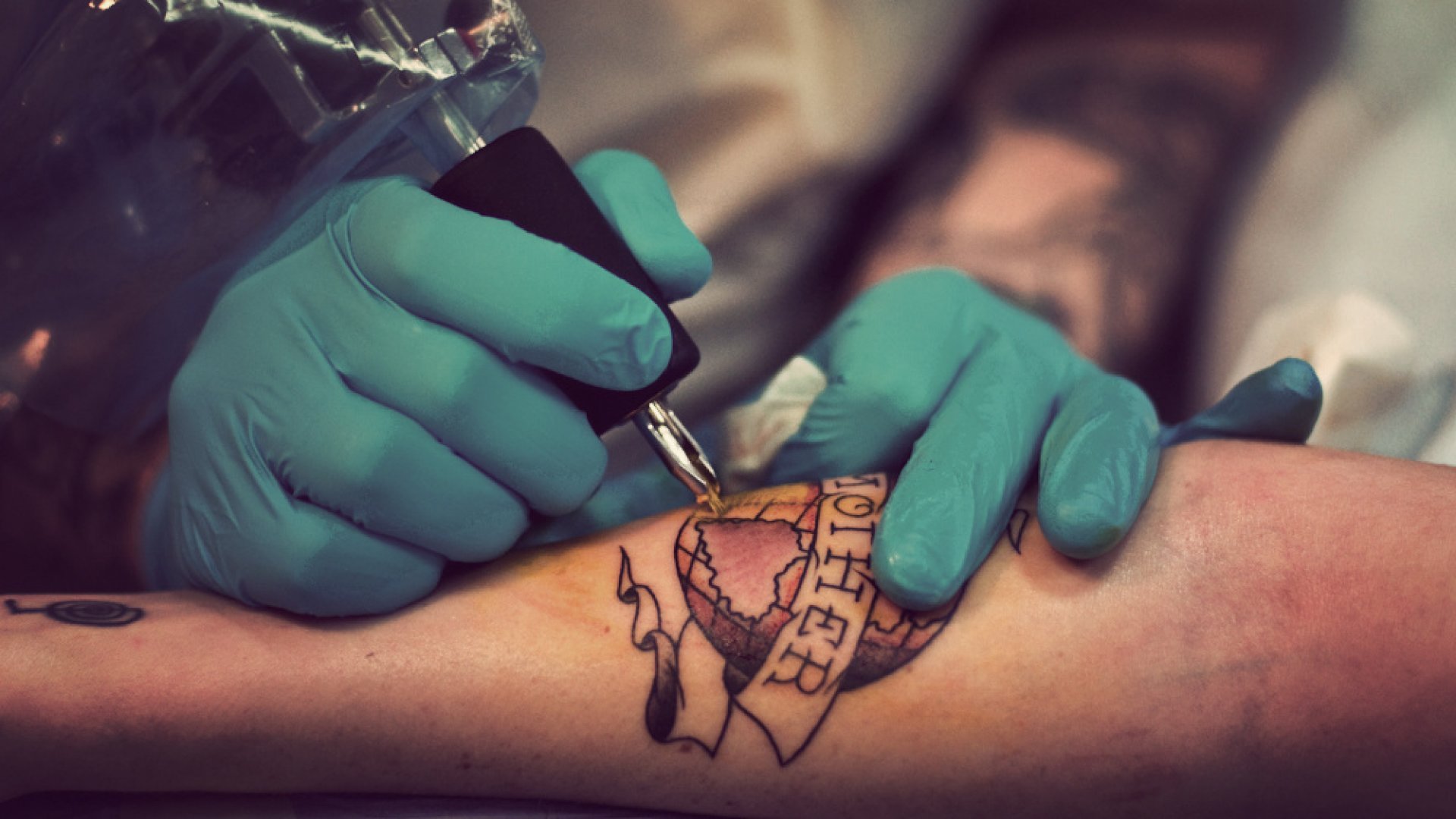 Татуировки мастер наносит